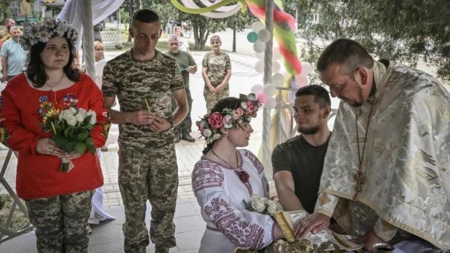 乌军两对新人在前线举行婚礼 期间空袭警报3次响起