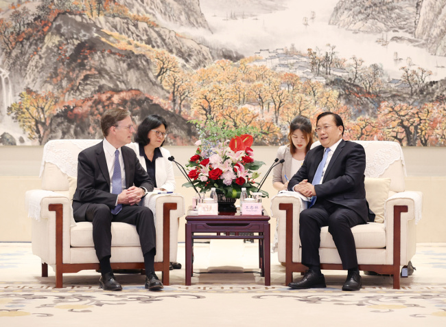 美国驻华大使乘坐“复兴号”：令人赞叹