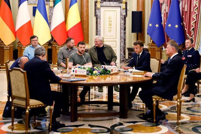 当地时间2022年6月16日，乌克兰基辅，法、德、意三国领导人访问当地。图为左起：意大利总理德拉吉、德国总理朔尔茨、乌克兰总统泽连斯基、法国总统马克龙、以及罗马尼亚总统克劳斯约翰尼斯。