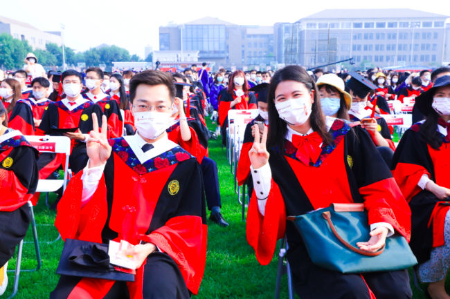 北京大学举办研究生毕业典礼