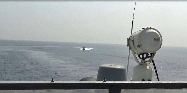 美国海军称，伊斯兰革命卫队3艘快艇之一迎面高速驶向“热风”号巡逻舰，后来才改变航向。