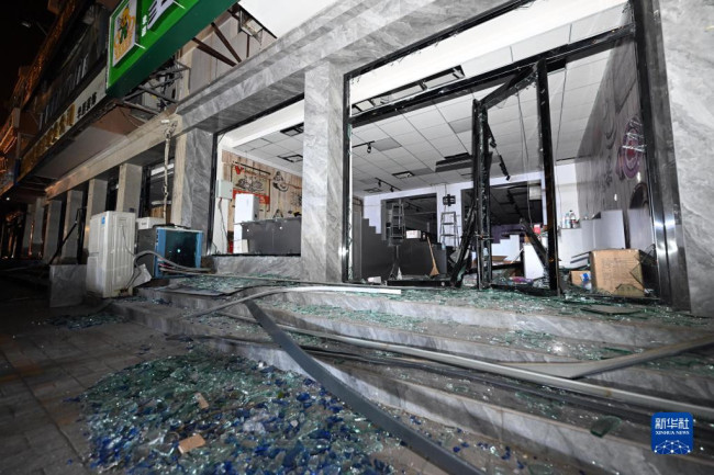 這是6月22日凌晨在天津市寶坻區拍攝的爆燃事故現場附近的商戶。