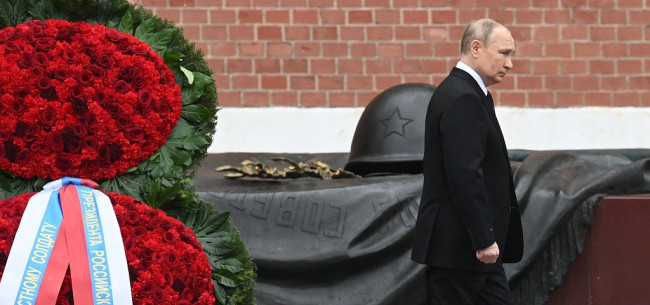 俄罗斯总统普京参加无名烈士墓献花圈仪式。