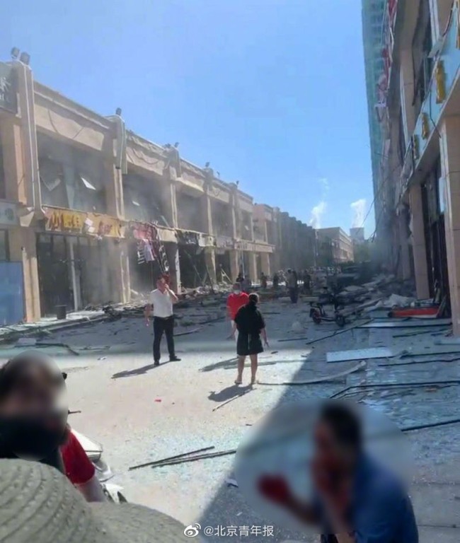 俯拍燕郊爆炸:满地碎片有人被抬出 店铺已面目全非