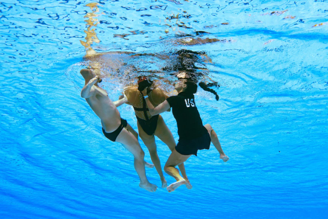 世锦赛美国花游运动员水中昏迷 教练跳水救人