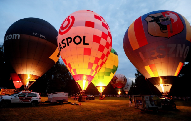 波兰普什奇纳举行热气球节