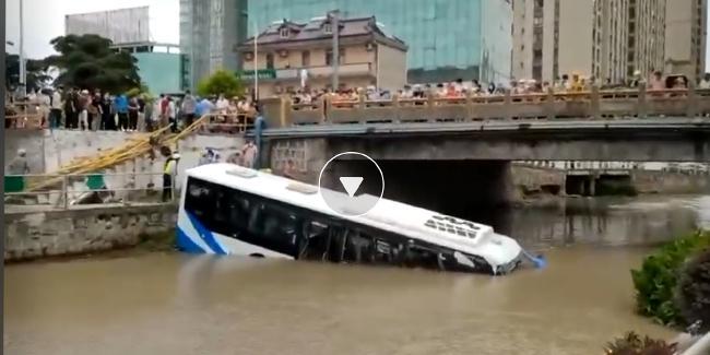 上海公交车坠河：司机初步诊断患有心梗 明年退休