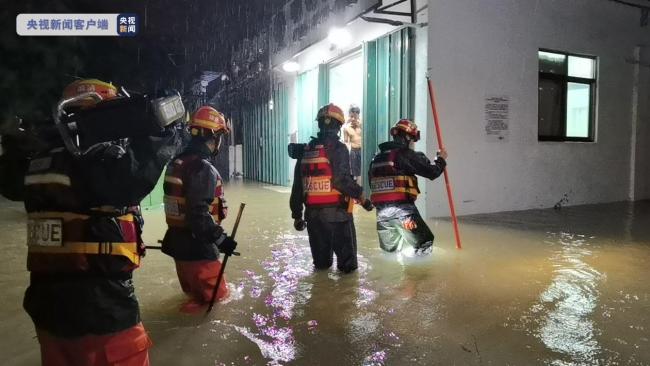 三亚：“暹芭”致部分地区积水严重 消防连夜救援