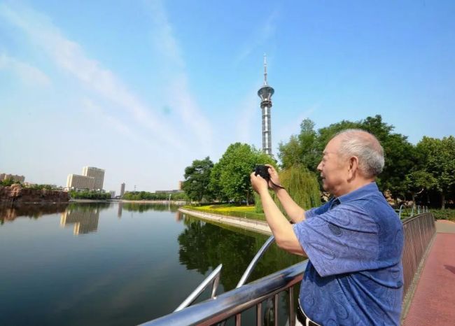 老人8年用3000多张照片记录蓝天