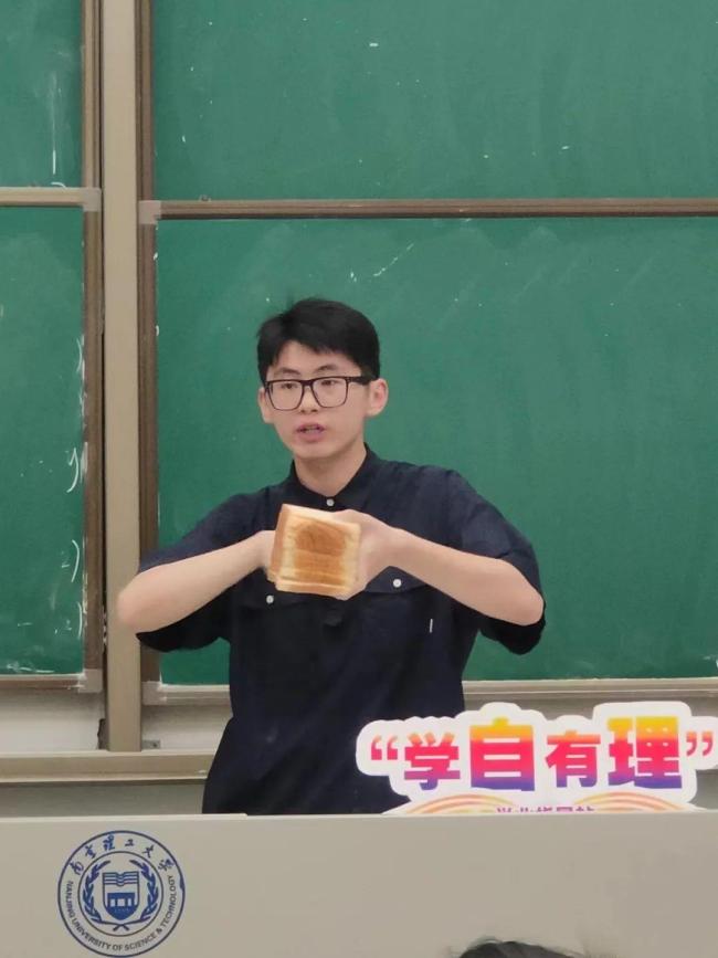 老师生动讲数学被称为“招生代言人”