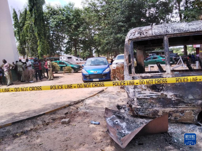 这是7月6日在尼日利亚首都阿布贾拍摄的监狱遇袭事件中遭毁坏的汽车。