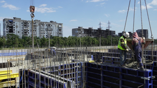 当地时间2022年7月6日，乌克兰马里乌波尔，基础设施和建筑工程正在进行，该地区目前处于俄罗斯的控制之下。