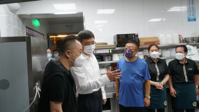 全国总工会党组书记陈刚在北京调研慰问