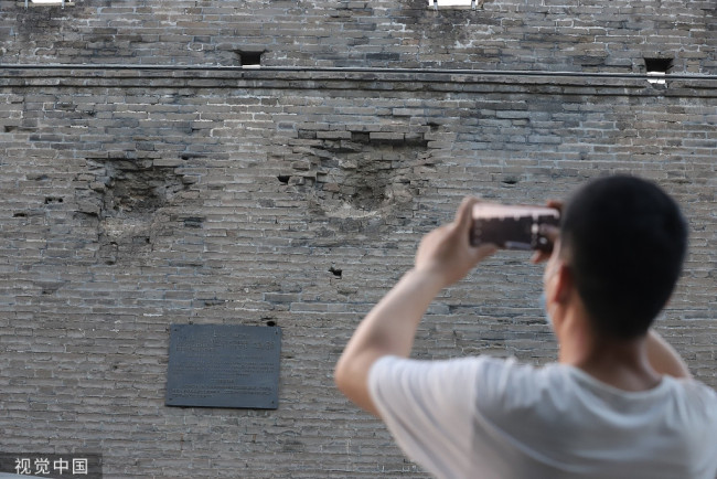 北京市民参观“七七事变”弹坑遗址。