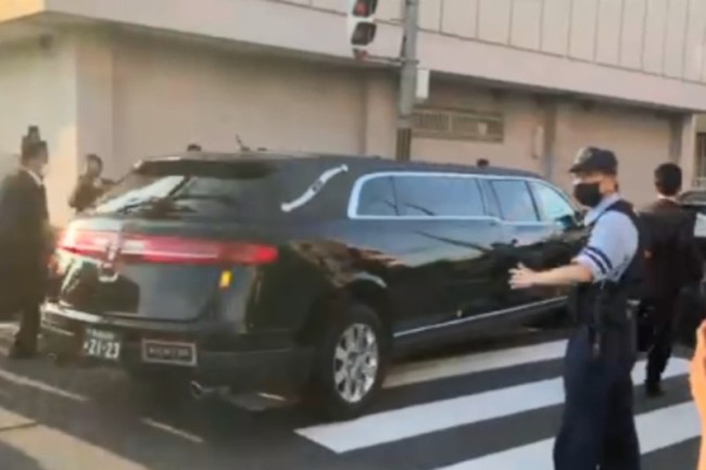 载有日本前首相安倍晋三遗体的灵车驶离医院