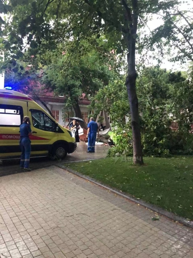俄罗斯莫斯科遭遇雷雨天气 致1死5伤