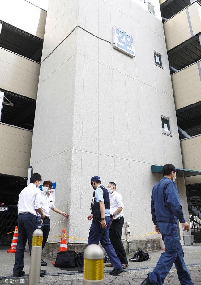 当地时间2022年7月13日，日本奈良，警方在枪击现场进行调查取证。
