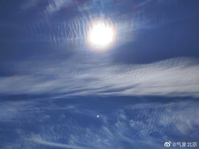北京天空呈现日晕和环地平弧