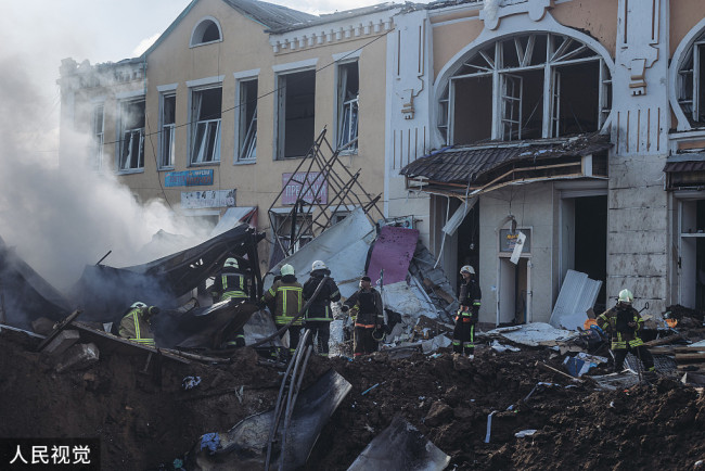 当地时间2022年7月21日，顿涅茨克地区巴赫穆特，乌克兰消防员在现场进行灭火工作。当地遭受炮击后一片废墟，建筑物受损严重。