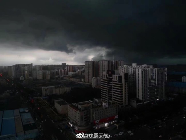 郑州暴雨将至，傍晚黑云压城