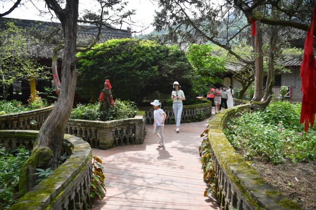 7月31日，游客在留坝县张良庙景区内游览。