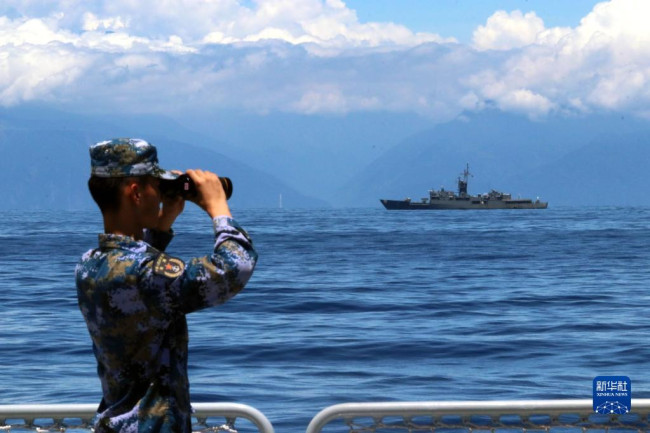 8月5日，中国人民解放军东部战区海军继续在台岛周边海域展开实战化训练。这是某舰官兵在瞭望观察。新华社发（林健 摄）
