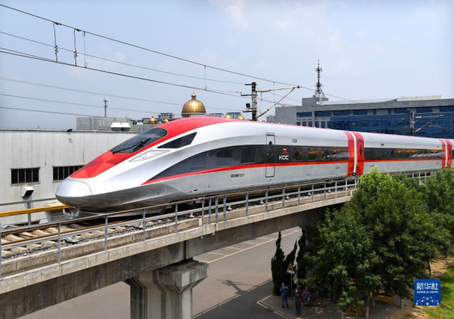 8月5日，一列雅万高铁高速动车组行驶在位于山东省青岛市的中车四方股份公司环形试验线上。