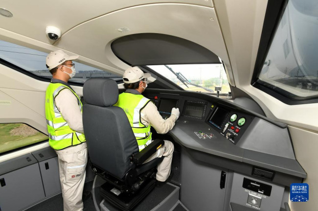 8月5日，工程人员驾驶雅万高铁高速动车组行驶在位于山东省青岛市的中车四方股份公司环形试验线上。