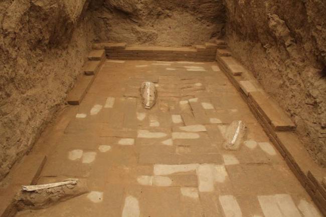 陕西西安一东汉墓中发现刻铭铺地砖刻有龙纹图案