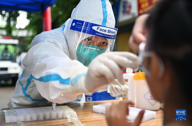 8月11日，在三亚市天涯区南边海渔村，河南省援海南三亚医疗队的医护人员原清怡为居民做核酸检测。