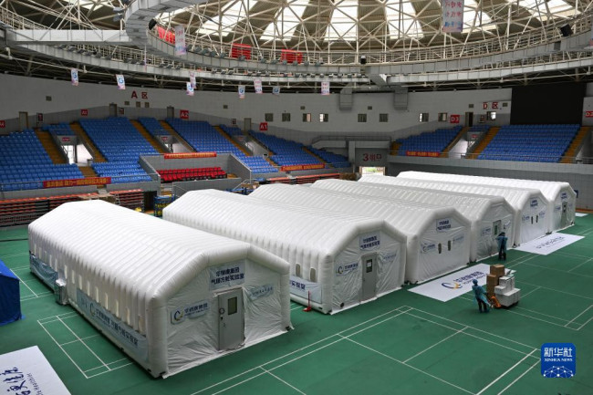 8月11日拍摄的由广东省援海南三亚核酸检测队搭建的气膜核酸检测实验室。