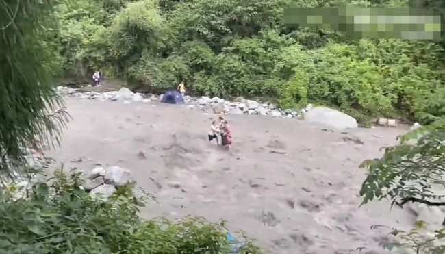 游客被困在河道中。  图片来源：视频截屏