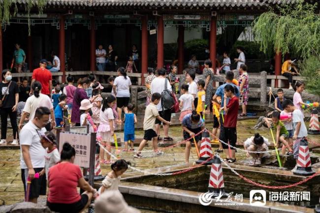 超长三伏天即将结束，市民公园戏水纳凉