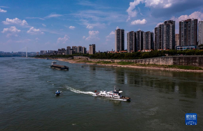 8月16日，长江重庆航道局巴南航道处的一艘航道工作船在辖区的长江水域上进行巡查作业（无人机照片）。