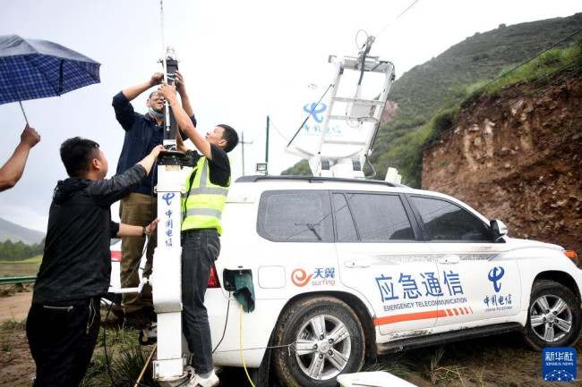 8月18日，中國電信青海公司工作人員在西寧市大通回族土族自治縣青山鄉沙岱村保障應急通信服務。