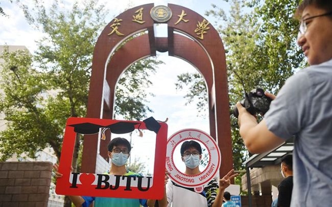 高校迎2022级新生报到