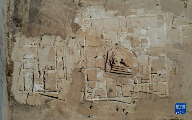 這是8月23日拍攝的以色列南部內蓋夫沙漠地區發掘出的古代“豪宅”遺址（無人機照片）。以色列文物局23日發表聲明說，考古人員在該國南部內蓋夫沙漠地區發掘出一處古代“豪宅”遺址，建造時間距今約1200年。新華社發（吉爾·科恩·馬根攝）