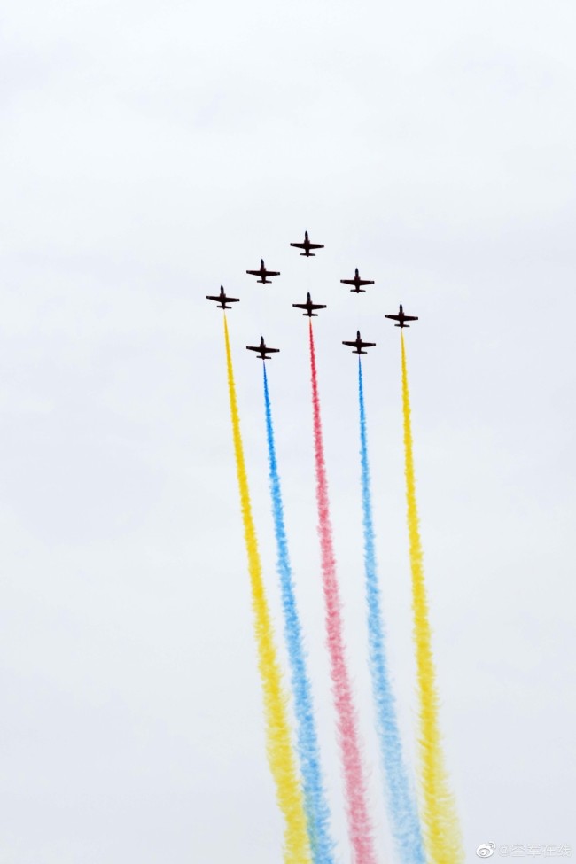 空军航空开放活动："红鹰"飞行表演队展现高超技术