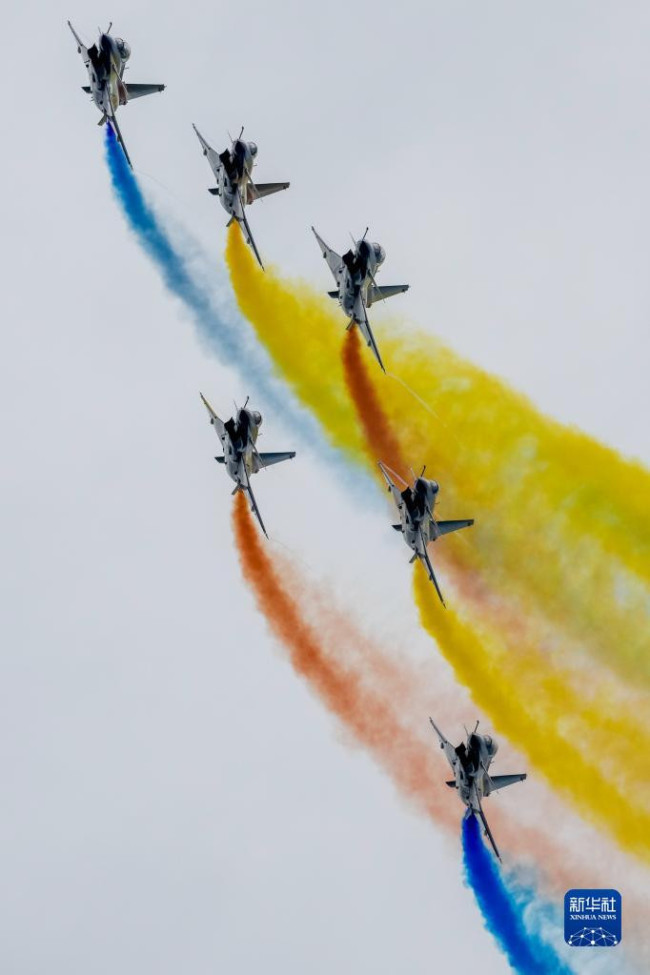 8月26日，在空军航空开放活动暨长春航空展上，中国空军“八一”飞行表演队进行飞行表演。新华社发（万全 摄）