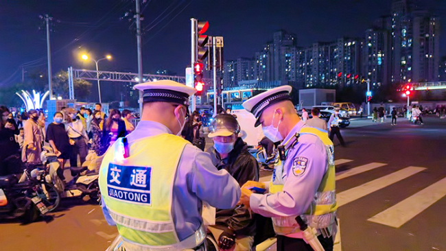 北京交警夜间严查重点商圈周边交通违法行为
