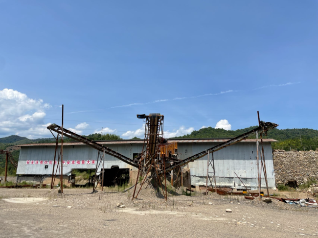 江西铅山一企业非法侵占40余亩林地采砂 山被挖秃