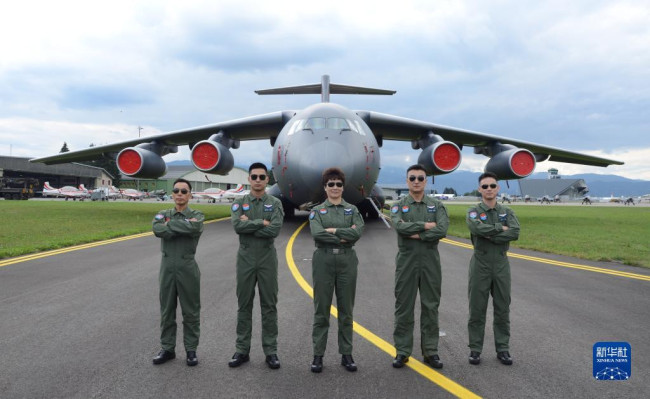 9月1日，在奥地利采尔特韦格机场，中国空军运-20机组人员在运-20前合影。