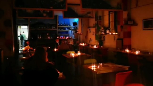 欧洲能源价格暴涨 意大利一家餐厅熄灯点蜡烛营业