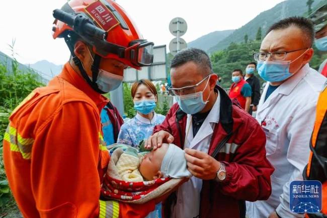 感动全网的”汶川哥哥“背后：还有一群汶川哥哥！