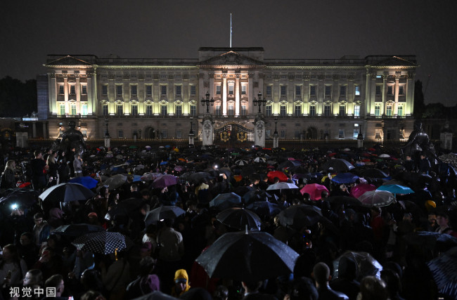 当地时间2022年9月8日，英国伦敦，大批民众来到白金汉宫外向女王致哀。