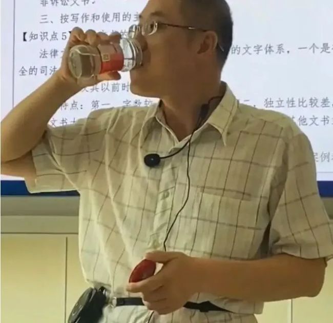 ▲湖南涉外经济学院学生拍到教师用辣酱瓶子喝水。截图来自社交平台。