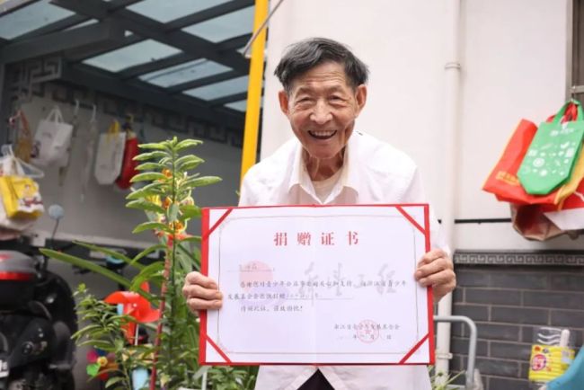 浙大老师退休后拾荒，10年来已帮助7个孩子圆梦大学