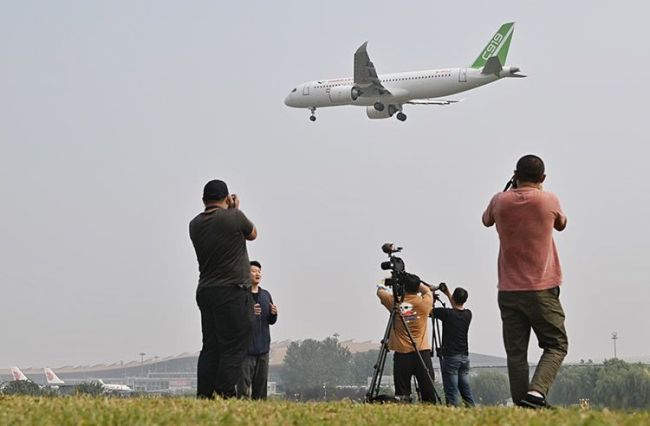 C919首飞北京首都国际机场，市民争睹国产大飞机