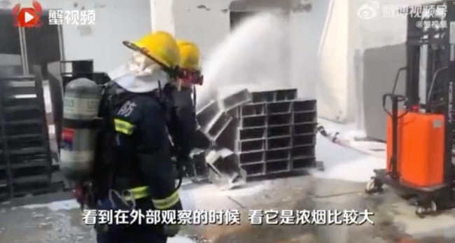 消防员6小时灭火妻子偶遇心疼送晚餐