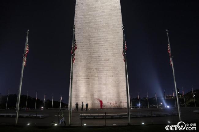 美国：华盛顿纪念碑被泼红漆